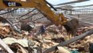 مرفأ بيروت.. الغوص في ركام "الموت" بحثا عن "الحياة"