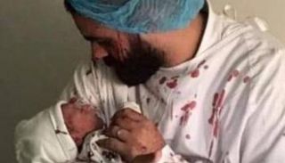 جاد صوايا يحتضن ابنه