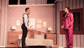 علي ربيع وأوس أوس في مشهد من المسرحية الجديدة