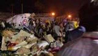 أول فيديو من حادث تحطم الطائرة الهندية.. قتلى ومصابون