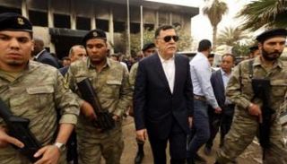 فايز السراج وسط عناصر أمنية - أرشيفية