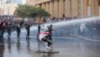 اشتباكات بمحيط مقر البرلمان اللبناني بين محتجين وقوات الأمن