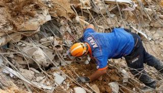 عمال الإنقاذ يواصلون البحث في ركام مرفأ بيروت عن ناجين