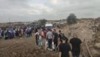 ثغرة بالجدار تمنح الفلسطينيين نسائم صيف يافا وحيفا