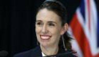 رئيسة وزراء نيوزيلندا "رسامة".. عملها الفني بـ12 ألف دولار أمريكي