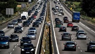 ازدحام السيارات على طريق في جنوب غرب فرنسا