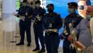 شرطة أمن مطار دبي تستقبل اللبنانيين بالورود: "حمدالله عالسلامة"