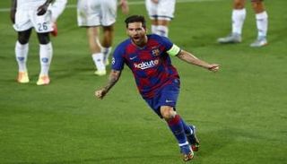 ليونيل ميسي يحتفل بهدفه في مرمى نابولي 