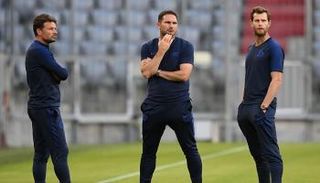 فرانك لامبارد مدرب تشيلسي مع مساعديه