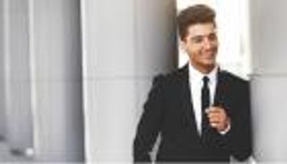 "بالفيديو" محمد عساف يفاجئ جمهوره بالزواج.. مَن هي العروس؟