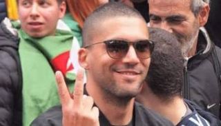 الصحفي الجزائري خالد درارني في مظاهرة شعبية - أرشيفية