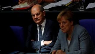 أولاف شولتس بجوار ميركل