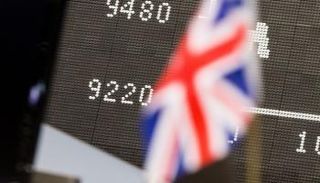 شركة من ثلاث في المملكة المتحدة تعتزم إلغاء وظائف في الربع الثالث