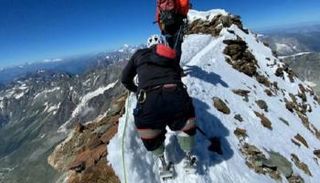 نيل خلال رحلة تسلق القمة