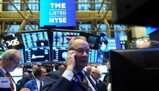 متعاملون أثناء التداول في بورصة نيويورك - رويترز