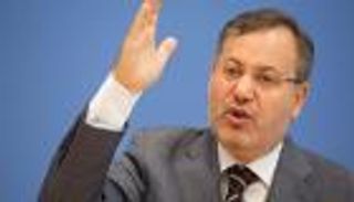 مذيع الجزيرة أحمد منصور يروج لأردوغان على آلام لبنان