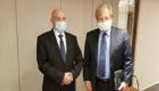 "سرت" مقر السلطة محور مباحثات صالح والسفير الأمريكي لدى ليبيا