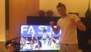 بالصور.. جولة داخل قصر وأسطول سيارات جاريث بيل