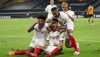 لاعبو إشبيلية يحتفلون بهدف التأهل لنصف نهائي الدوري الأوروبي