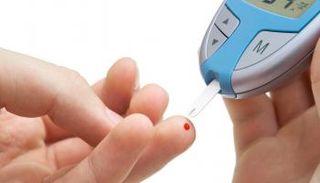 شخص يخضع لتحليل السكري