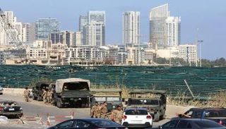 قوات لبنانية بالقرب من موقع انفجار ميناء بيروت - رويترز