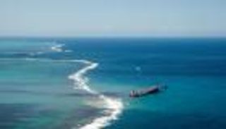 بقعة نفط تضرب اقتصاد دولة.. أجمل شواطئ العالم في خطر