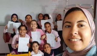 ريم محمد تلتقط سيلفي مع الطلاب