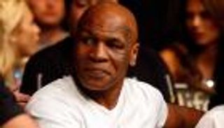 بالفيديو.. مايك تايسون يكشر عن أنيابه قبل صدام روي جونز