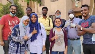 مشاركون بمبادرة مستورة لتقديم المساعدة لمتضرري كورونا 