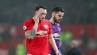 ثورة جماهيرية تجبر "تويتر" على الاعتذار لمدافع مانشستر يونايتد