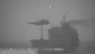 أحد لقطات عملية الإسقاط الإيرانية على ناقلة النفط