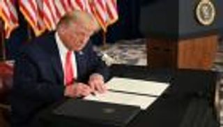 أجور وبطالة وقروض.. مستشار ترامب يشيد بخطته لدعم الاقتصاد