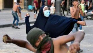 لبنانيون يحتجون قرب البرلمان بعد انفجار بيروت