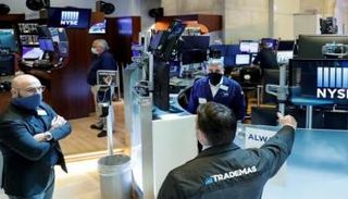  متعاملون أثناء التداول في بورصة نيويورك - رويترز 