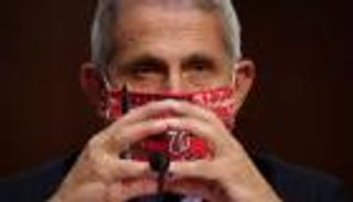 أكبر خبراء الصحة بأمريكا يشكك في لقاح كورونا الروسي