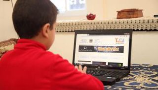 تلميذ يتابع دروسه عن بعد