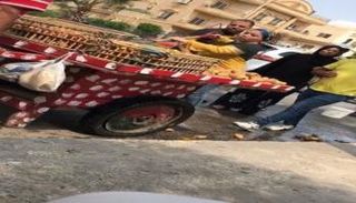 الموظفة تلقي التين في الشارع
