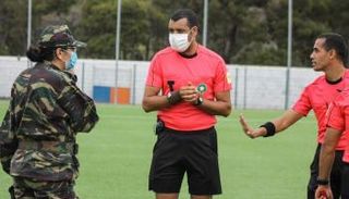 ممثلة للسلطات المحلية تتدخل لإيقاف إحدى مباريات الدوري المغربي بسبب كورونا