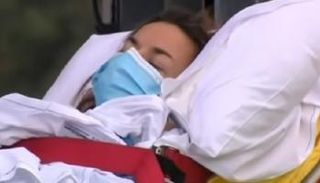 الزوجة تتلقى الإسعافات الأولية