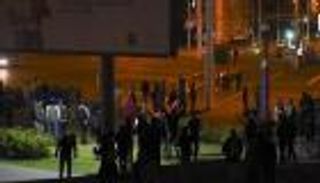 متظاهرون أمام مقر التلفزيون في بيلاروسيا: نريد الحقيقة