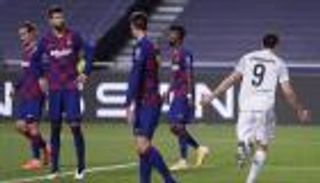 بالصور.. كيف سخرت الجماهير من هزيمة برشلونة التاريخية؟