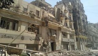 العقار المنهار بشارع قصر النيل في وسط القاهرة