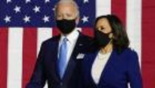 "إطلالة اللؤلؤ".. سر أناقة كامالا هاريس