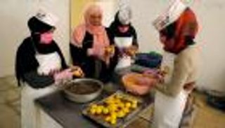 عراقية تحول منزلها لمطعم.. "لقمة عيش" لتمكين الأرامل والمطلقات