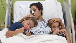 نادين نجيم وأولادها من داخل المستشفى