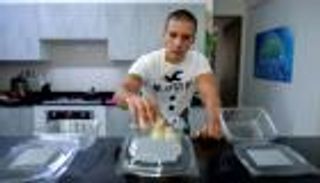 الطيار أصبح خبازا.. كورونا يكبد وظائف الصفوة ثمنا فادحا