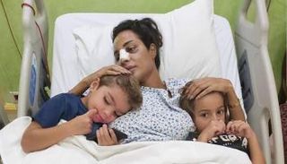 نادين نجيم وطفلاها في صورة نشرتها بعد إصابتها بمرفأ بيروت