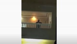 الأب يقف في الشرفة لإتمام عقد قران ابنته