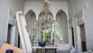 إيلي صعب ينفض غبار الانفجار ويصمم ثوب الأمل.. "لبنان الحقيقي جاي"