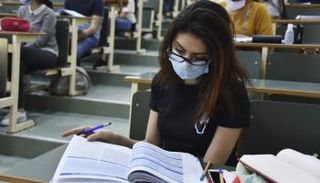 خبير تربوي يوصي بالجمع بين التعليم التقليدي والإلكتروني